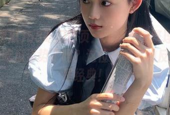 58吃瓜首页：难道我该整理一下我的吃瓜姿势了吗？这位小哥哥的反应真是经典！