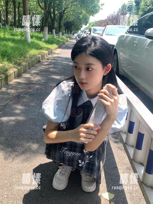 58吃瓜首页：难道我该整理一下我的吃瓜姿势了吗？这位小哥哥的反应真是经典！