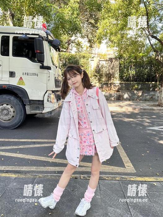五一黑料app：假期最佳娱乐，一起围观那些瓜田里的‘秘密’。